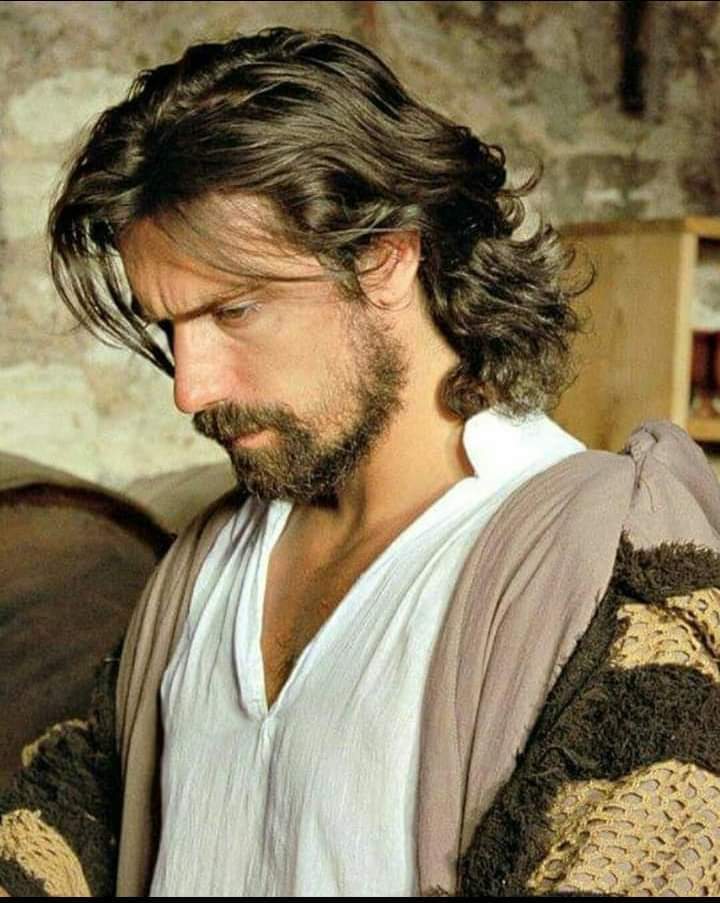 He accepts the fracture, the fragility to convert it into a creative force as in  #Fetih1453, or  #FerhatAslan in  #SiyahBeyazAşk because his own emotion, sensitivity can't appear in the film. He lives.  #İbrahimÇelikkol