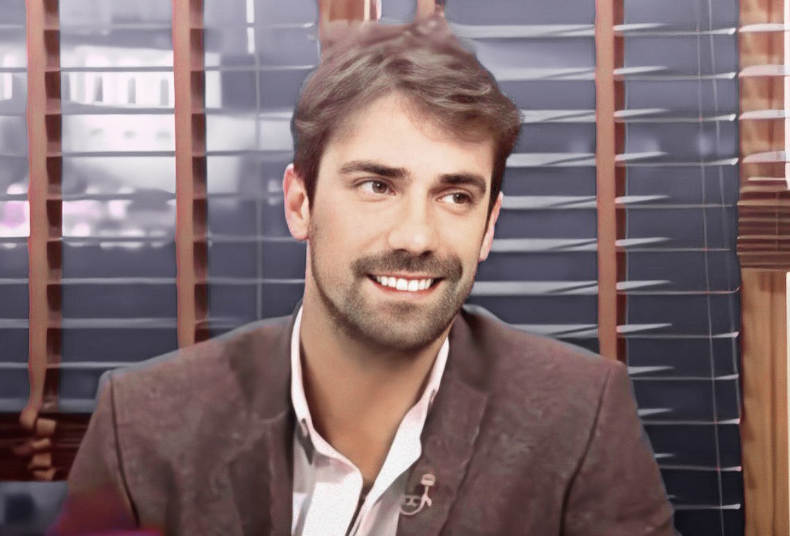 the emotion of the spectator. In his roles  #İbrahimÇelikkol reveals the spectator's fragility: and we cry (when I look at his characters it is often my case) or we laugh. Once the scene has been rehearsed, the staging is complete, the scenery set up, the lights adjusted +