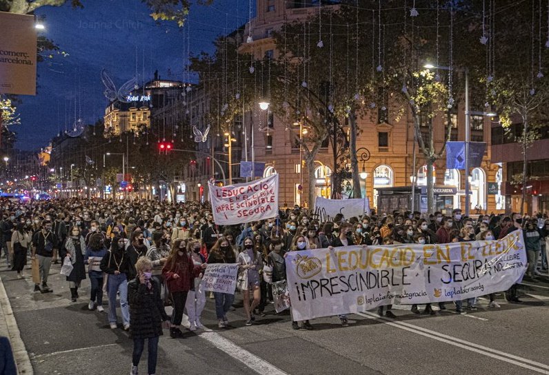 Ahir va ser un dia històric per l'associacionisme educatiu i juvenil. 

Centenars d'infants, joves, famílies i monitores vam omplir els carrers per reivindicar que #ElLleureNoEsConfina, reclamant remprendre la nostra tasca educativa, imprescindible i segura!!!🤘🏼

📸<a href="/chichiflesky/">Joanna.</a>