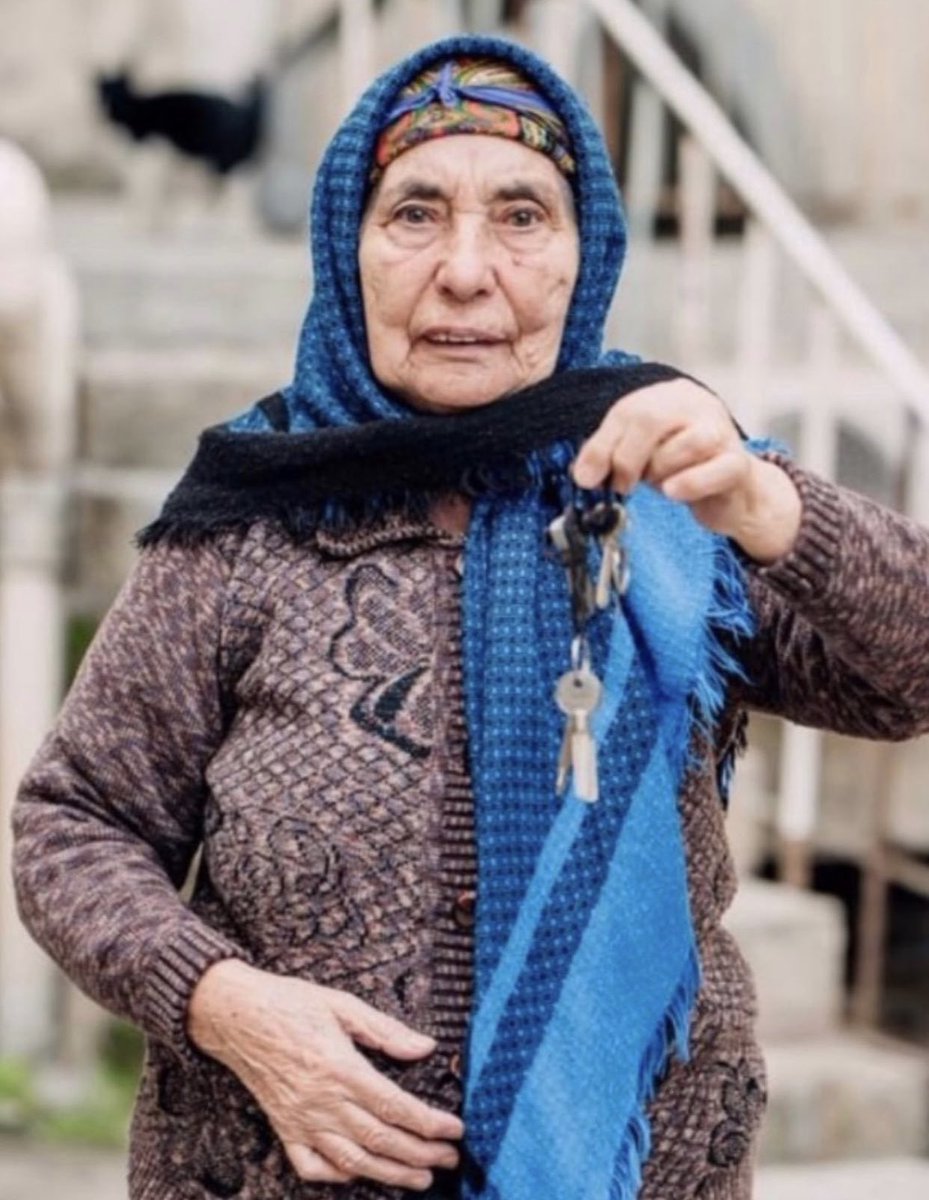 KarabakhDailyN's tweet photo. Forced to flee from #Lachin #Karabakh occupied by #Armenia/ns, #Azerbaijan/i Basti khanum kept the keys to her house. She kept them for 28 years waiting for the day she’d be able to go back home. The day has come 🙏🏻 #KarabakhIsAzerbaijan https://t.co/ByHyAZh5Pk