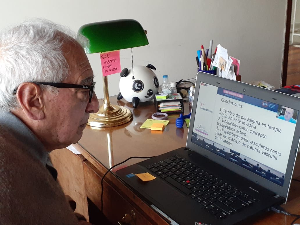 ascolcirugia's tweet photo. Dr. Hernando Abaúnza fundador de la @ascolcirugia y pionero evolucionando en cómo acceder al conocimiento quirúrgico, es el ejemplo de que nunca dejamos de estudiar y aprender. 👏👏🇨🇴 #AsColCx2020 #CirugiaColombiana #SoMe4Surgery #SoMe4IQLatAm  #SoMe4Trauma @Me4Education https://t.co/yDnMchzOTA