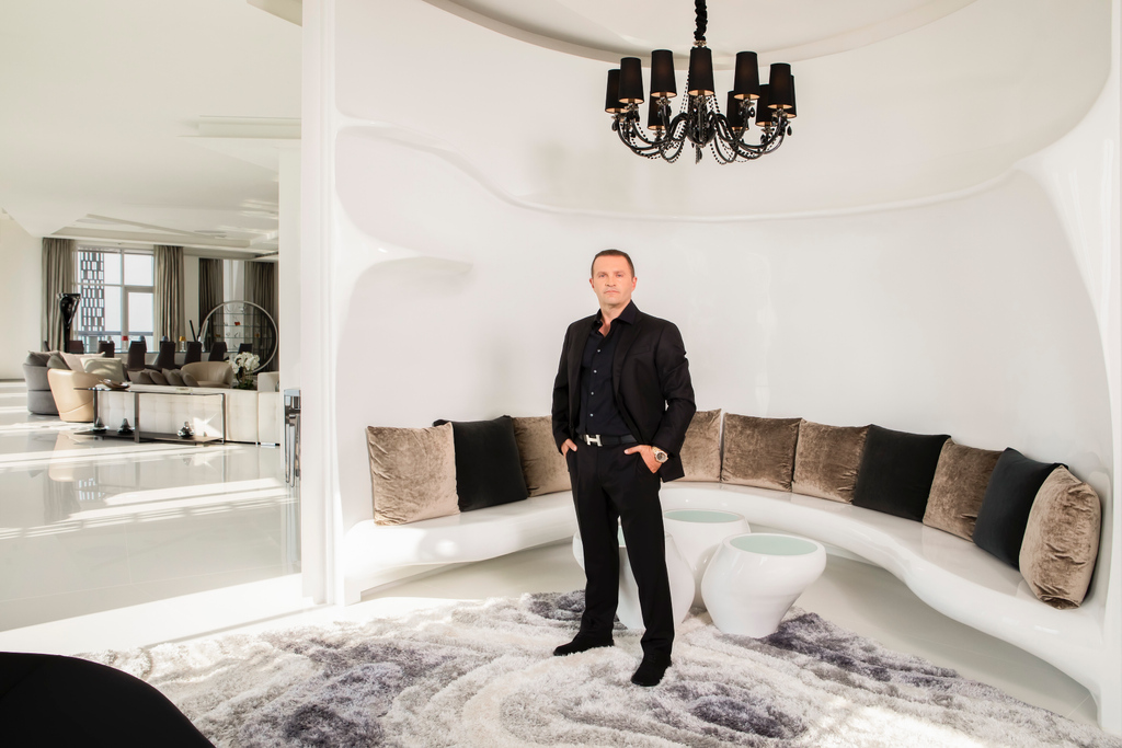 Home at my Dubai Penthouse during my interview with global travel magazine Destination of the World News #DOTWNEWS.
.
.

#LifeWithPascal #Mouawad #Style #Jewelry  #Fashion #Dubai #Art #Luxury #LuxuryLiving #LuxuryDubai #Penthouse #InteriorDesign #LuxuryLifestyle #Lifestyle