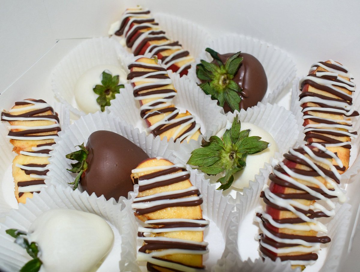 SweetsByL_A's tweet photo. Gift the apple of your eye a berry special treat box 🍎 https://t.co/fT1n0lguf4