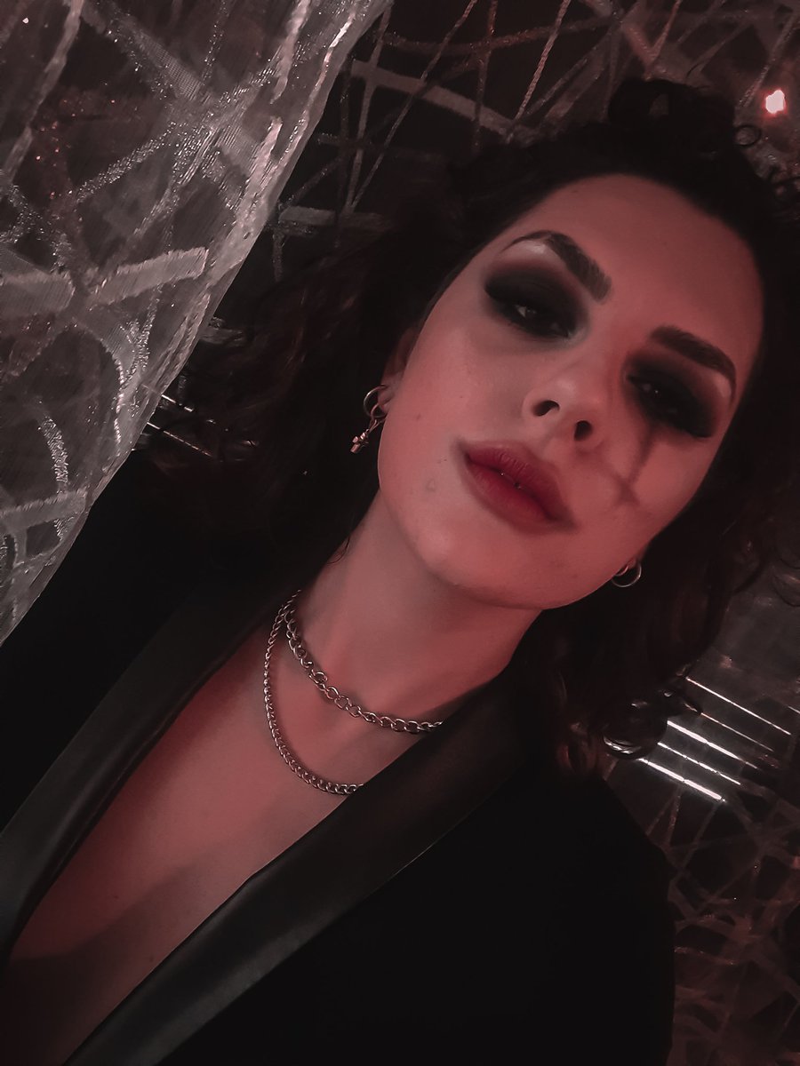 full_time_mess's tweet photo. I feel like the bad bitch i always wanted to be 
#makeuplooks #ScarletCross #BlackVeilBrides #BVB #andyblack #alternative https://t.co/YQWcGeadZN