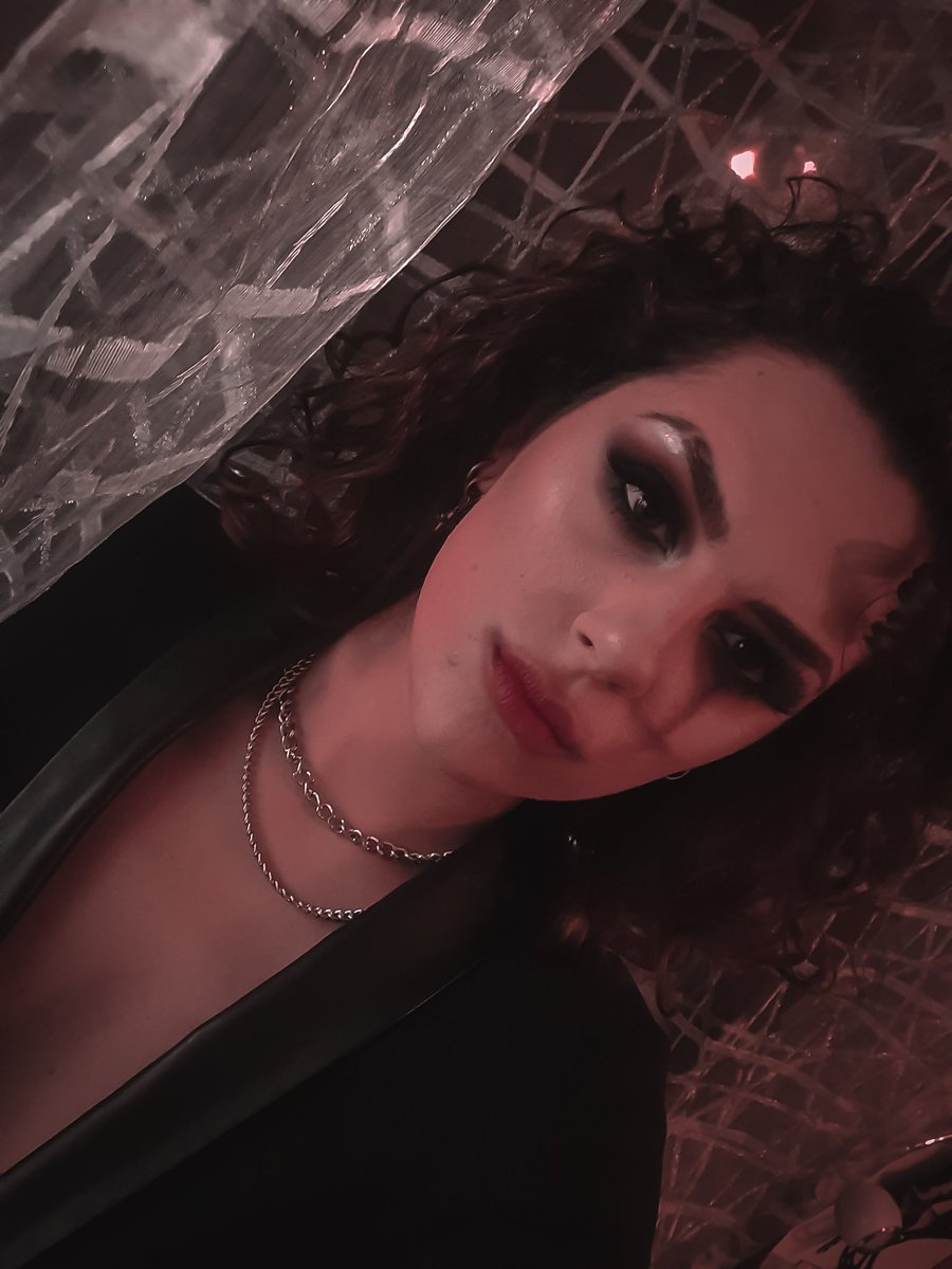 full_time_mess's tweet photo. I feel like the bad bitch i always wanted to be 
#makeuplooks #ScarletCross #BlackVeilBrides #BVB #andyblack #alternative https://t.co/YQWcGeadZN