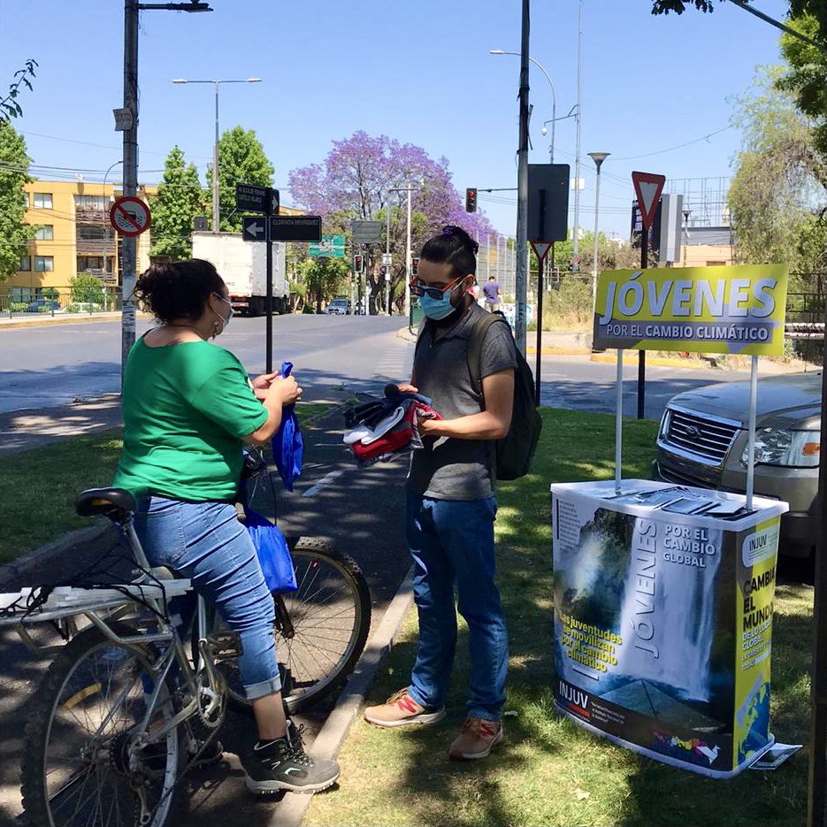 injuvrm's tweet photo. 📣 Hoy nuestra Directora Regional @MariaCekalovic junto a @injuvrm y jóvenes voluntarios participan en iniciativa “Gratitienda” de economía solidaria, móvil y gratuita que busca concientizar sobre cambio climático. Organiza @diversifica_cl, financia Fondo Voluntariado #INJUV ✅ https://t.co/xLToAe0bPu