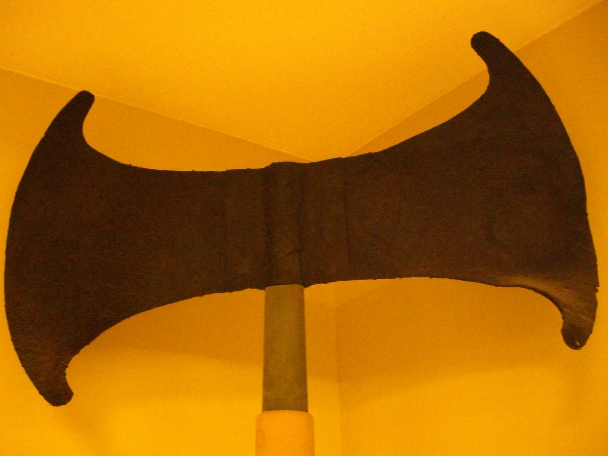 Proposed a Minoan temple bureaucracy based on (1) benches & meeting rooms near archives & (2) artistic representation of of "faceless" individuals. This "Deep State" may've facilitated/hindered each ruler's (priest-king's?) policies in the interest of long-term benefit. (2/2)