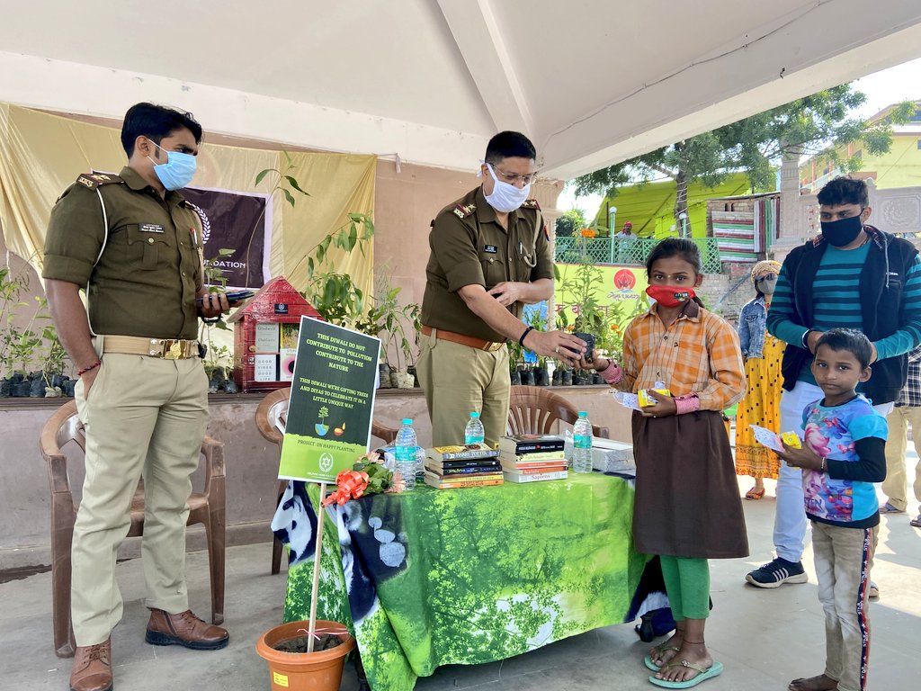 helping_verb's tweet photo. Project 2N : Happy planting 🌴
Free Tree, mask and diya distribution.

This diwali do not contribute to pollution but nature.
This diwali we're gifting treed and diyas to celebrate it in a little unique way.

@CMOfficeUP 
@dmv 
@UPGovt 
@varanasipolice 
@varanasitraffic https://t.co/k47I6GRxZz