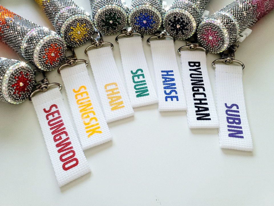 springbreeze_vt's tweet photo. 빅톤의 4주년을 축하하기 위해
큐빅키봉으로 커스텀을 하여 보냈습니다
한땀한땀 정성스레 멤버별 이니셜까지 새겨보냈는데 다행히 멤버들의 손에 잘 도착했네요😍
예쁘다고 해줘서 고마워, 빅톤 사랑해♡

@hellomay1109 
@blindfor_victon 
@judith_in_alice 
@FLY_DHS 
@DO_VOLDMORT https://t.co/A0XNqrWU1e