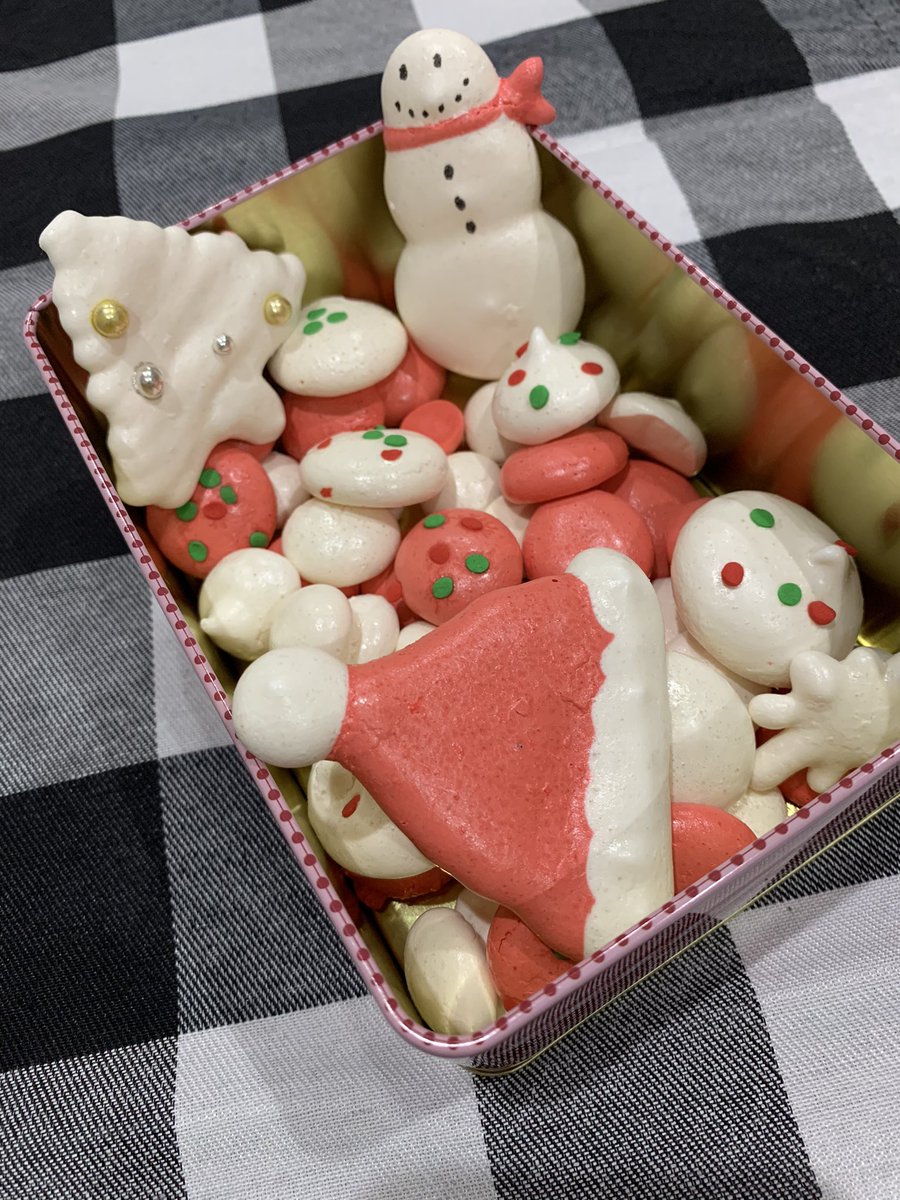 SweetsByL_A's tweet photo. Tis the season to pre-order your custom holiday meringue treat boxes 🎄⛄️❄️ https://t.co/9mopCOSGdk