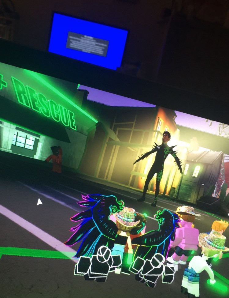 Yellow_geese's tweet image. the weirdest experience of my life must be the #RobloxLilNasX concert