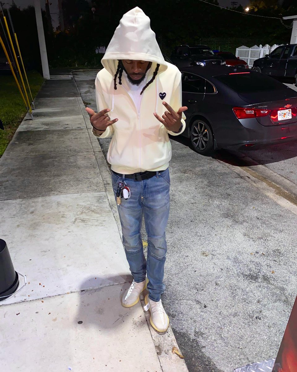 _TheRealJB9's tweet photo. Yeah i know I’m underrated you ain’t gotta remind,rather be low key and rich instead of shackled in diamonds Ⓜ️🅱️ #LLSCOODA https://t.co/wziGA2c7Jd