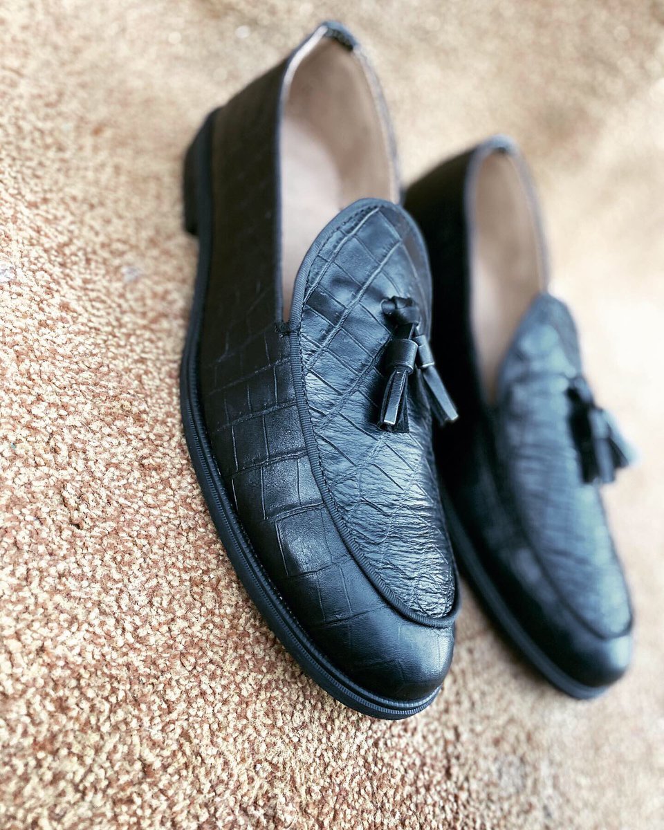 DimazFashion's tweet photo. Your Fav Shoe Maker 😻
this is a must have 
———————————————————-
Price- N18,000
—————————————-
Size- 38-50
——————————————
Dm to place an Order 
We deliver nationwide 📦

#ps delivery takes 7-10days
Payment validate orders😊
#AbujaTwitterCommumity https://t.co/f4LDUDR7l5