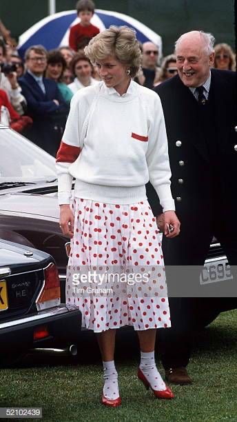 Very reminiscent of Diana’s incredible collection of MONDI skirt suits. MONDI is an Escada diffusion line; you can find quite a lot of it on etsy, I have several pieces