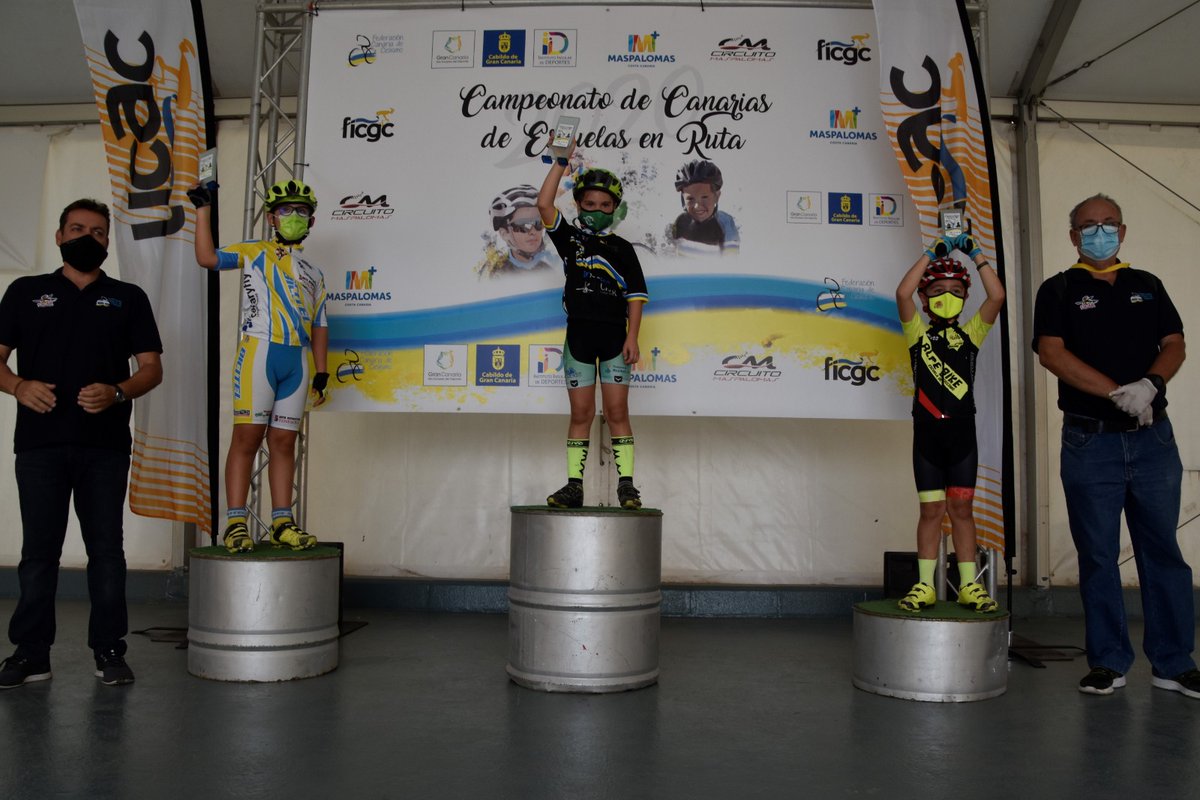 fedcanciclismo's tweet photo. 🙌👧🧒  Fotos de los distintos pódium de el Campeonato de Canarias de Ruta de Escuelas celebrado hoy domingo 15 de noviembre, en el Aeroclub de Maspalomas.
Felicidades a todos los participantes!!!! https://t.co/fcmA08ViFp