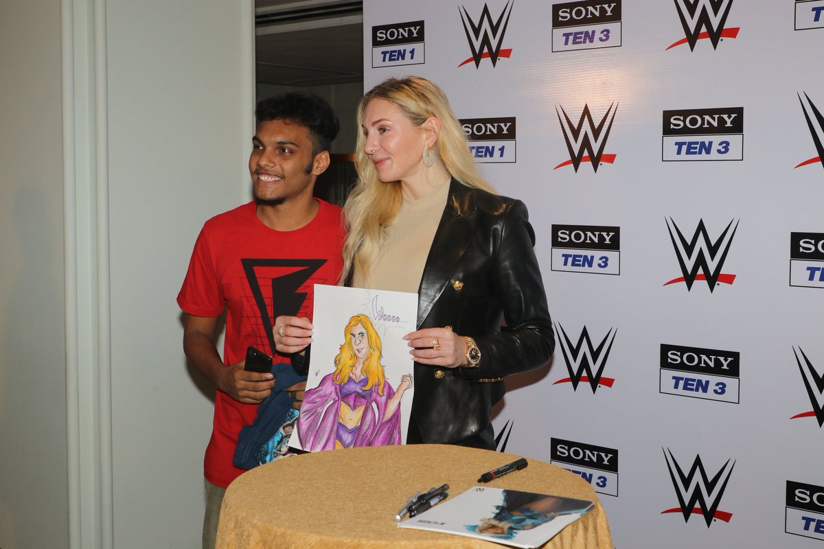 Godythepython21's tweet photo. It's already been a year since I met the Undisputed Queen of Wrestling- CHARLOTTE FLAIR @MsCharlotteWWE in person 😍💯
She's such an amazing person honestly. I very well remember we both had a talk on how Amazing she would look in a Purple Robe at #WM36 💜💜
Do you remember?🤗 https://t.co/fRny58w52u