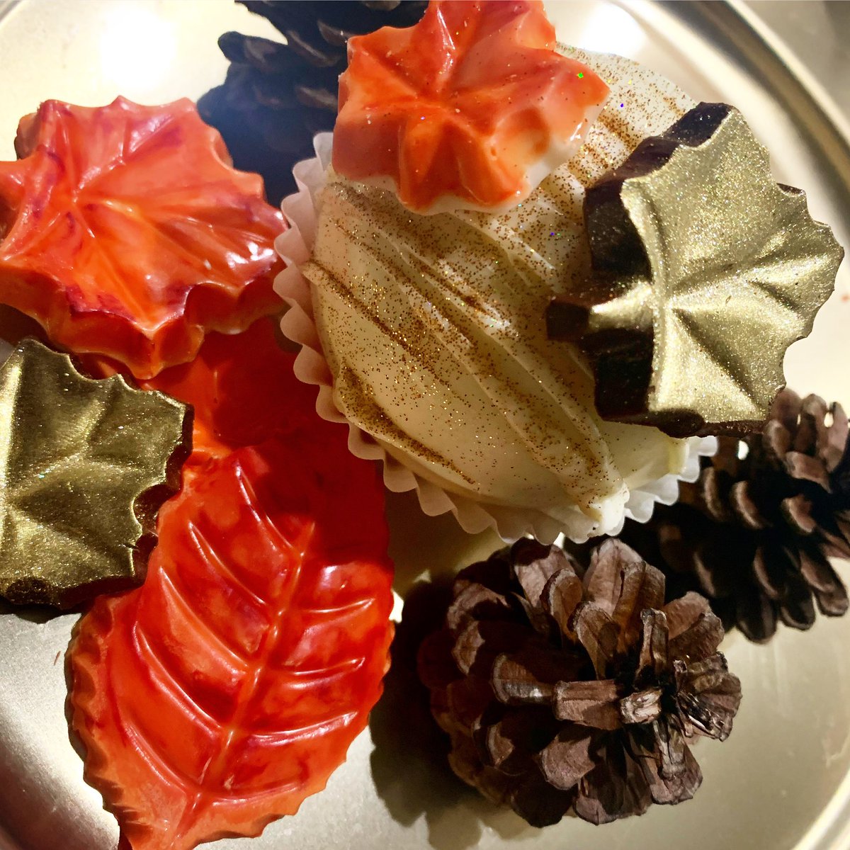 SweetsByL_A's tweet photo. “Fall” in love with our seasonal cocoa bombs❣️ https://t.co/ZP6SaitjuC