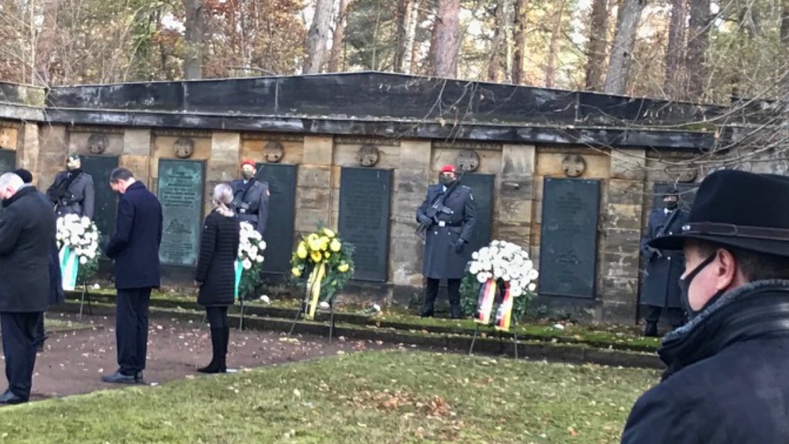 will_rumdiebn's tweet photo. Kann mal eine*r erklären, was heute auf dem Nordfriedhof in #Dresden los war? Was sind das für Uniformen? Was hat die #fckafd da mit Herrn Wendt zu suchen? #dd1511 https://t.co/Tts5dNZqJu