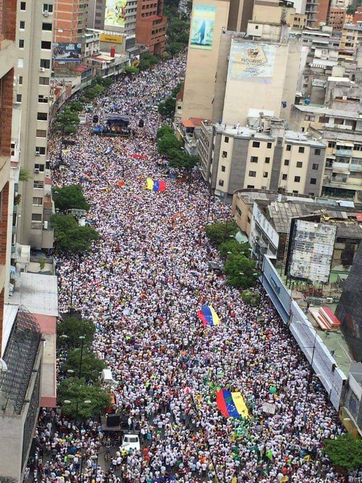 Me da arrechera que vengan a decir que el único país de latinoamerica que se "rindió fue Venezuela", en Venezuela nadie se rindió, los venezolanos se cansaron de creerle a políticos que lo único que hacían eran darle esperanzas a su pueblo para después no hacer absolutamente