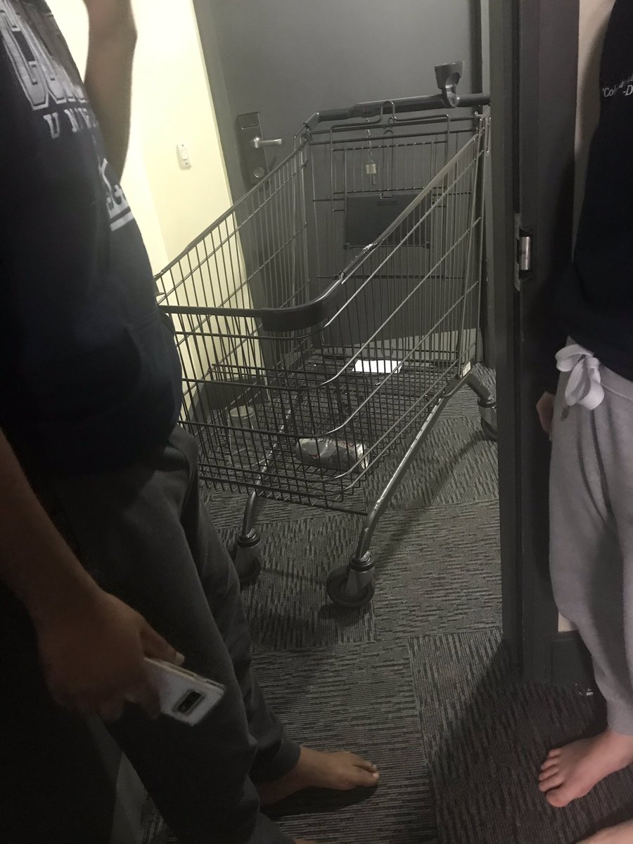 silkysheeps's tweet photo. Door gift saga part 3: WHY WHY WHY https://t.co/f4v7dMVqCU