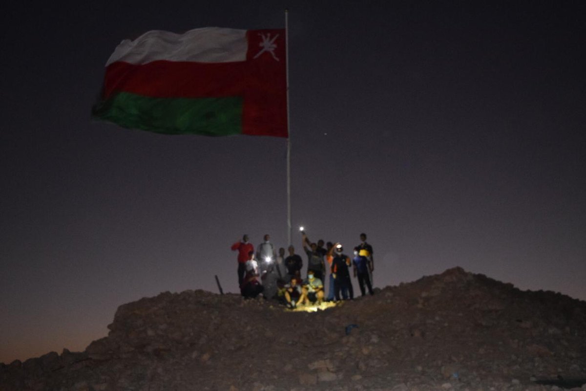 albalushi_8787's tweet photo. بمناسبة #العيد_الوطني_ال50_المجيد 
 نتقدم بالشكر الجزيل لشباب حارة الرمل #عبري . على جهودهم الجبارة في نصب سارية علم السلطنة وفي أعلى جبل حارة الرمل طول العلم ٧ متر وارتفاعه ٤ متر ونصف وطول السارية ١٢ متر .
 العلم يرفرف الليلة شامخ في ولاية #عبري

يستاهلوا الشكر والتقدير 
#عُمان https://t.co/9jHDagMYf6
