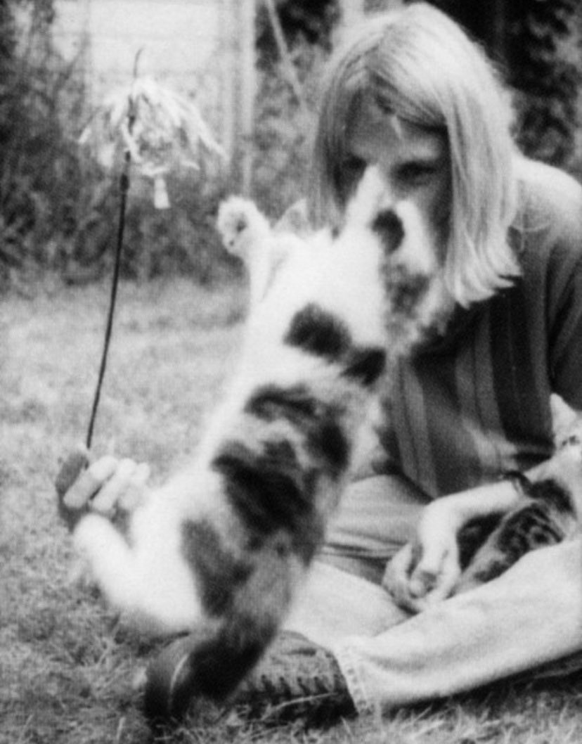 Курт кобейн фото с котом. Курт кобейн фото с котом. Курт кобейн с котенком. Курт кобейн с котом. Кот курт.