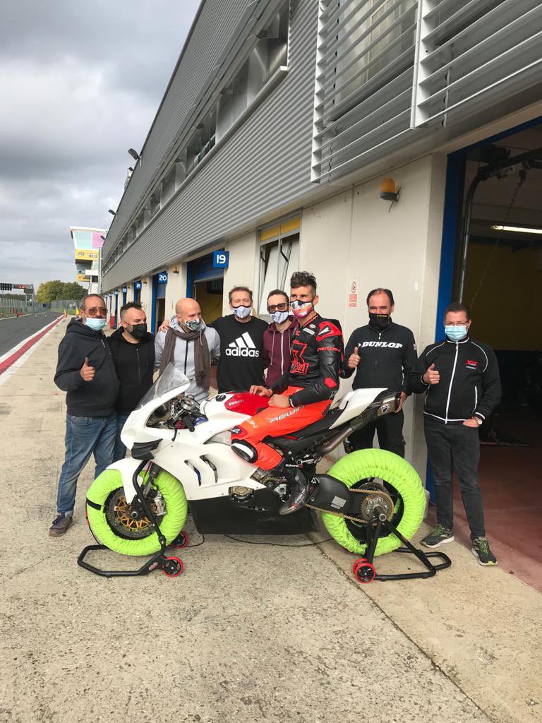 SimoSaltarelli's tweet photo. Posso ufficialmente dire che questa sarà la moto e la squadra per il 2021!!
Abbiamo già effettuato dei test e l’approccio è stato molto positivo, ora abbiamo l’inverno per perfezionare il nostro pacchetto!
#teamTCF #caberghelmets #rewin #stylmartin #macna #dunlop #yss #ducati https://t.co/uOltkpyaB5