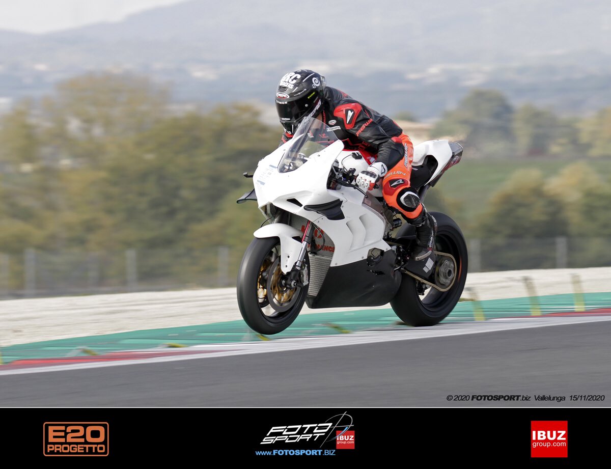 SimoSaltarelli's tweet photo. Posso ufficialmente dire che questa sarà la moto e la squadra per il 2021!!
Abbiamo già effettuato dei test e l’approccio è stato molto positivo, ora abbiamo l’inverno per perfezionare il nostro pacchetto!
#teamTCF #caberghelmets #rewin #stylmartin #macna #dunlop #yss #ducati https://t.co/uOltkpyaB5