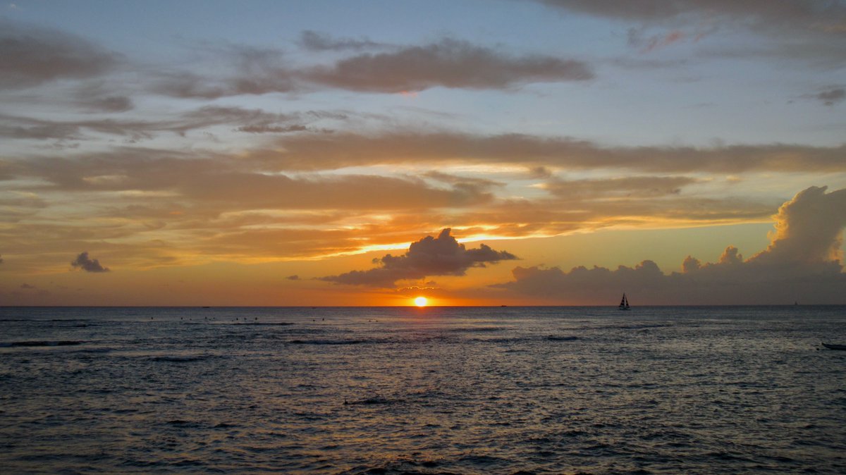 hawaii_isla808's tweet photo. Last night: Tourists from mainland, Japan and local people's relaxed at the beach watch the sunset in Waikiki. #hawaii #waikiki #sunsetinhawaii #alohahawaii #aloha https://t.co/atiTGdvRaX