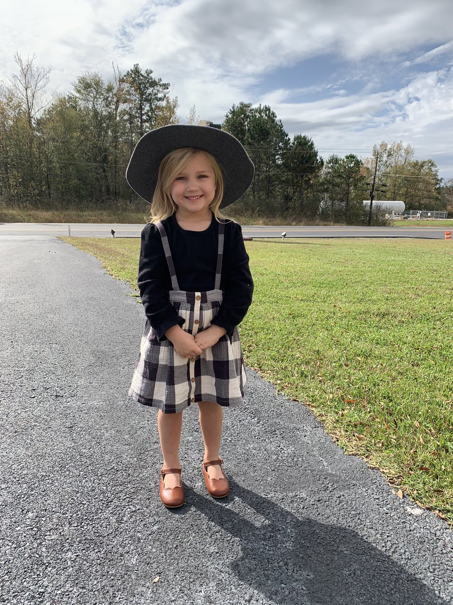 ReneeAndrews's tweet photo. Granddaughter Naomi at church this morning 💗💗💗 #adorable @renezeringue @arielzeringue https://t.co/7VIY05zGLX