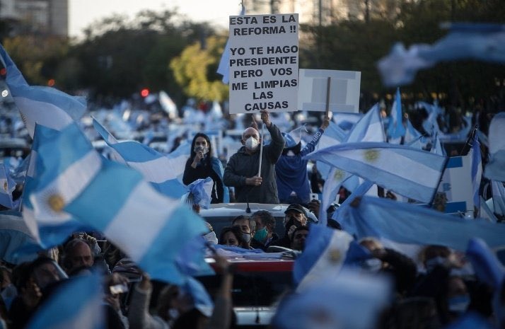 winterang's tweet photo. NO SOMOS LA GENERACIÓN DE “CRISTAL” SOMOS LA GENERACIÓN QUE VA A SER UNA LATINOAMERICA MEJOR.
#LATAMLIVESMATTER https://t.co/7QuE5RHnho