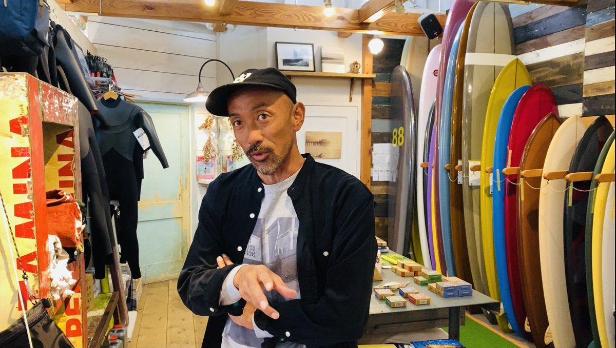 andsurfpro's tweet photo. logを巧みに操り、長い手足を活かした華麗なライディングで〝スタイルマスター〟と呼ばれるPIPPENさん。

「憧れているsurferはいますか？」の質問に
彼が挙げた人物とは…

『&amp;SURF』＃１
１１／２７（FRI）START

#andsurf #surf #surferlife https://t.co/ieHTvhIvdF
