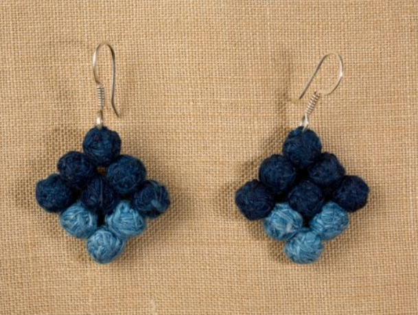 MUSEO_TEXTIL's tweet photo. 🛒El #BuenFin 
https://t.co/kYqWVMikrb
¿Te has imaginado joyería en seda?
Aretes
Creados por Esperanza Martínez-San Pedro Cajonos, Oaxaca. Seda criolla, tintes naturales, plata

Aprovecha los precios especiales en la tienda en línea del #MTO. https://t.co/7jLlniBE9I