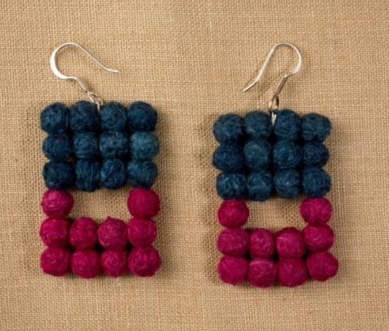 MUSEO_TEXTIL's tweet photo. 🛒El #BuenFin 
https://t.co/kYqWVMikrb
¿Te has imaginado joyería en seda?
Aretes
Creados por Esperanza Martínez-San Pedro Cajonos, Oaxaca. Seda criolla, tintes naturales, plata

Aprovecha los precios especiales en la tienda en línea del #MTO. https://t.co/7jLlniBE9I