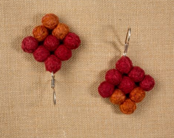 MUSEO_TEXTIL's tweet photo. 🛒El #BuenFin 
https://t.co/kYqWVMikrb
¿Te has imaginado joyería en seda?
Aretes
Creados por Esperanza Martínez-San Pedro Cajonos, Oaxaca. Seda criolla, tintes naturales, plata

Aprovecha los precios especiales en la tienda en línea del #MTO. https://t.co/7jLlniBE9I