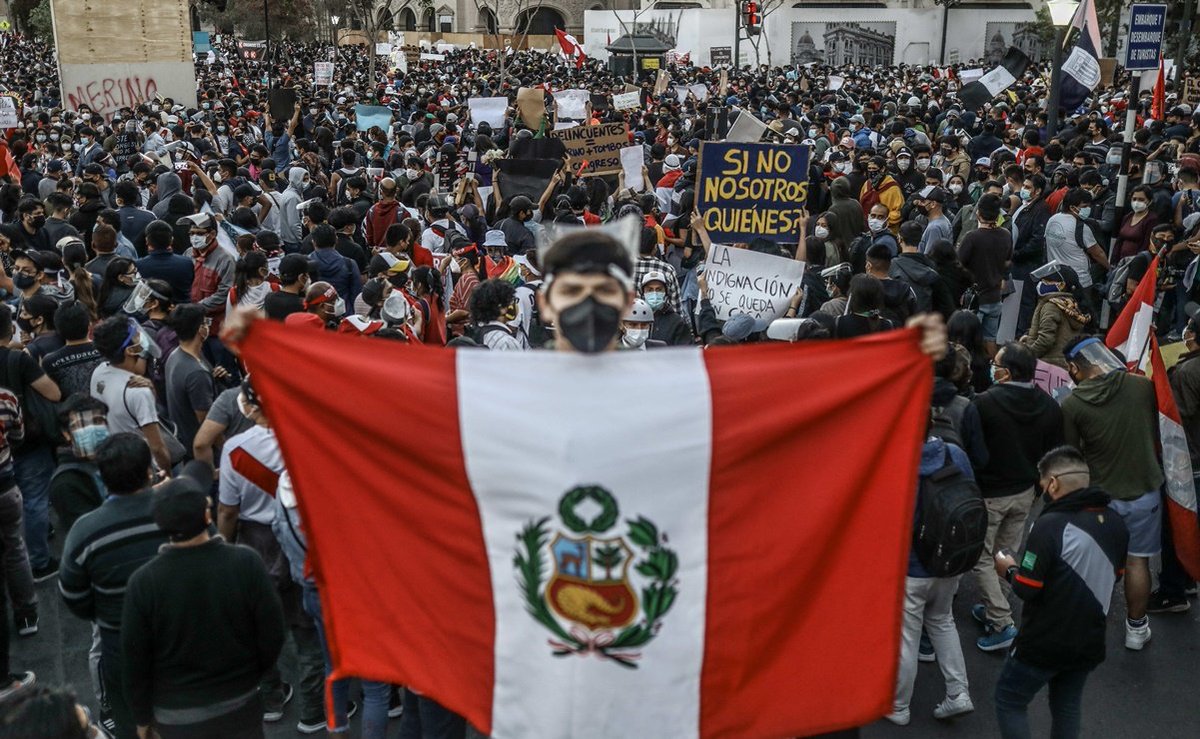 DaunoTotoro's tweet photo. Perú: Merino renuncia mientras miles en la calle exigen una Asamblea Constituyente, enfrentando una brutal represión. A sacar las lecciones de Chile: que los mismos de siempre no impongan una salida pactada: ¡Constituyente libre y soberana contra la herencia del fujimorismo! https://t.co/rEoXpVyHNJ