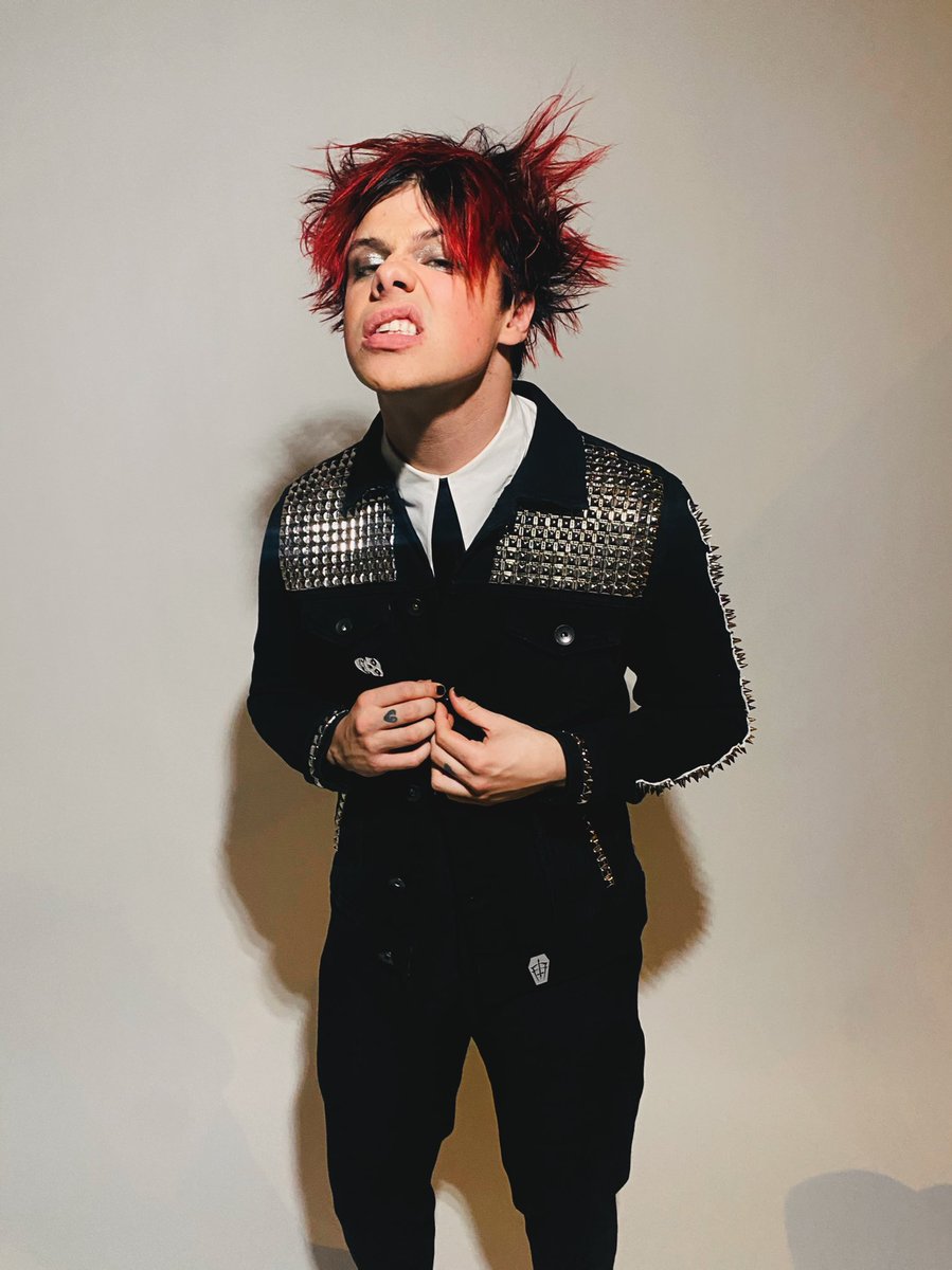 yungblud's tweet photo. u are all my heart my blood and my guts ... 🖤🧷🖤 https://t.co/eYHznbitt6