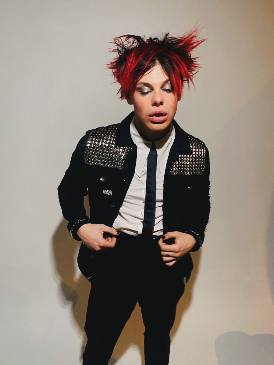 yungblud's tweet photo. u are all my heart my blood and my guts ... 🖤🧷🖤 https://t.co/eYHznbitt6