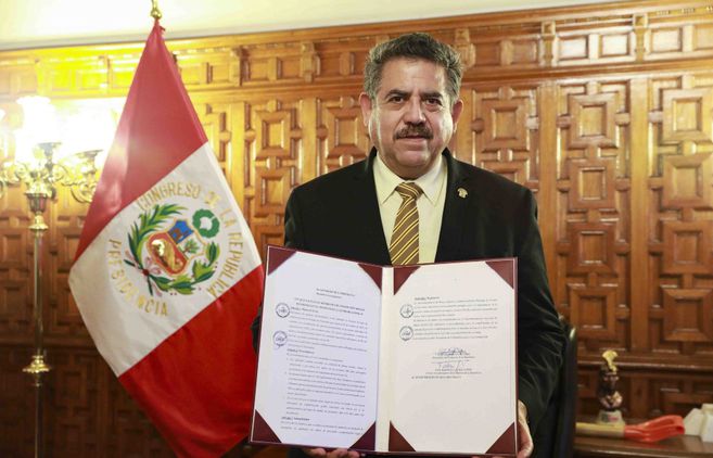 elespectador's tweet photo. #ATENCIÓN Manuel Merino anunció su renuncia a la presidencia de Perú. https://t.co/YMurRjRciX https://t.co/jS1gWDZDAa