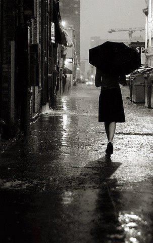 calipso_____'s tweet photo. Söylesene yağmur ..

O da benim gibi,

Yalnız mı
ıslanıyor ..?

☔🖤 https://t.co/da3roawbpq