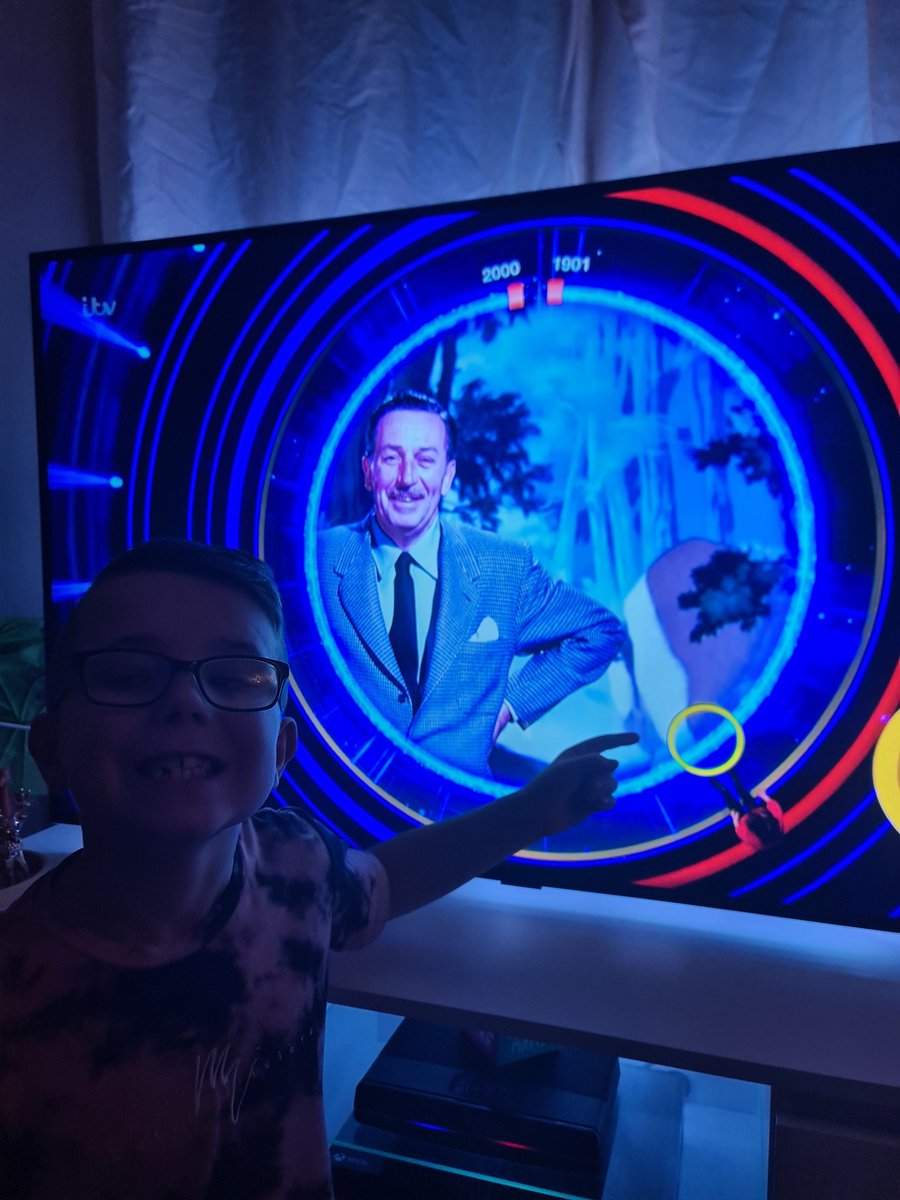 OnSamps's tweet photo. @5GoldRings #5GoldRings
Charlie from Cornwall playing along! https://t.co/8NDJ7Ms2qW