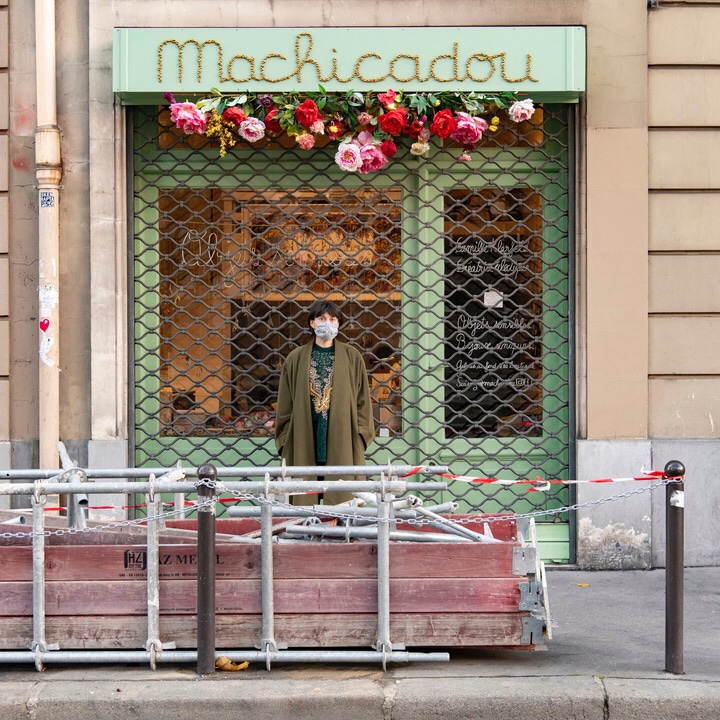 Camille a un commerce #nonessentiel : 
"Machicadou bijoux et objets sensibles en pièces uniques", confectionnés sur place (Quai de Valmy, Paris 10). Pendant ce 2e confinement, machidadou reste ouverte en "click &amp; collect", ou en frappant à la porte avec les gestes barrière.