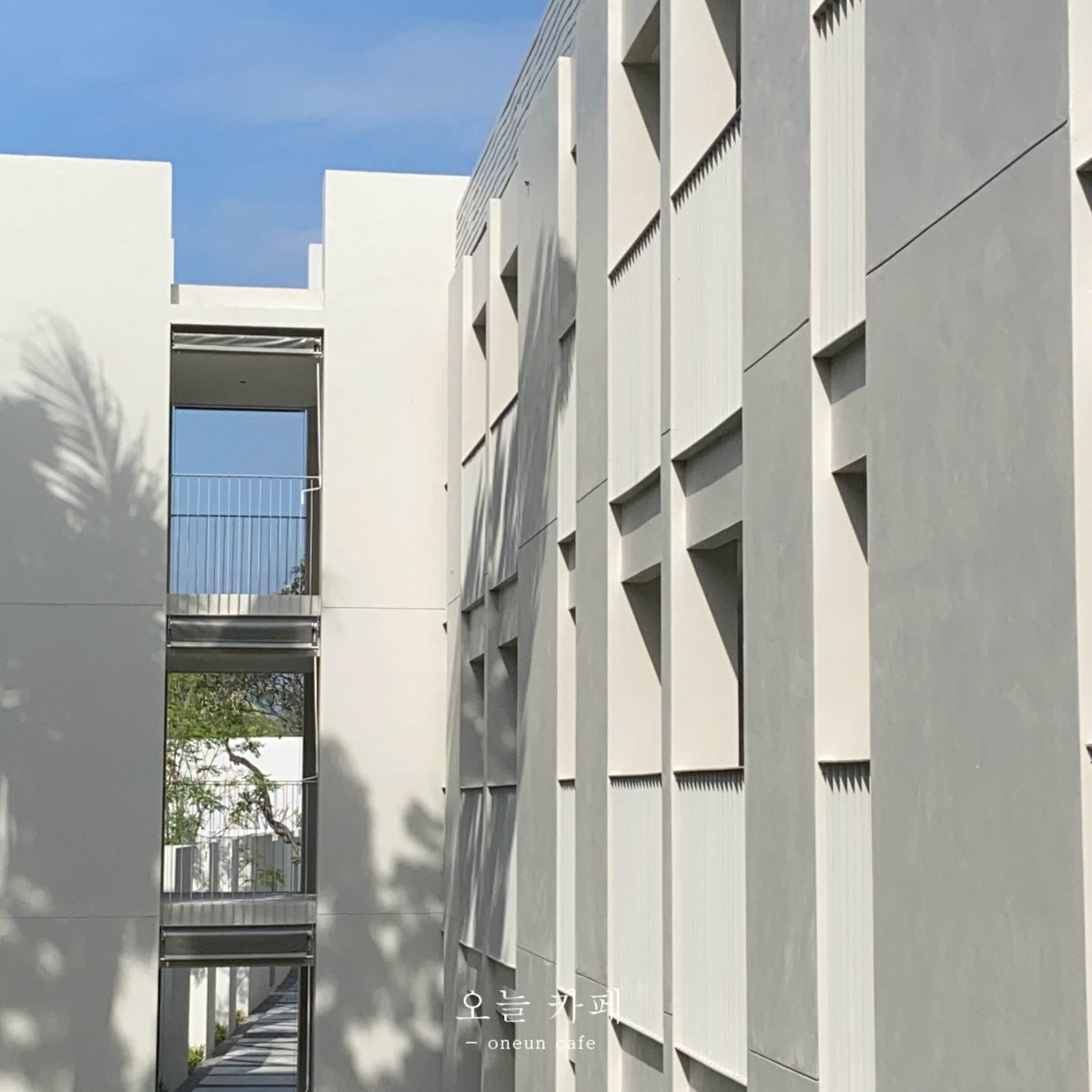 VALA Hua Hin
⌂ Phetchaburi
โรงแรมห้าดาวเปิดใหม่หัวหินที่สวยใจเจ็บ สระว่ายน้ำดีมาก ที่สำคัญแสงดีสุดๆ ถ่ายมุมไหนก็สวย อาหารเช้าดีมากๆ มีของหลากหลายเยอะจนงงว่าจะกินอะไรดี ผ้านวมหมอนนุ่มสุดๆ เช้าๆตื่นมาดูพระอาทิตย์ขึ้นคือสวยมาก ตอนเย็นๆ มีน้องม้ามาเดินเล่นริมทะเลด้วย จงไป #oneuncafe