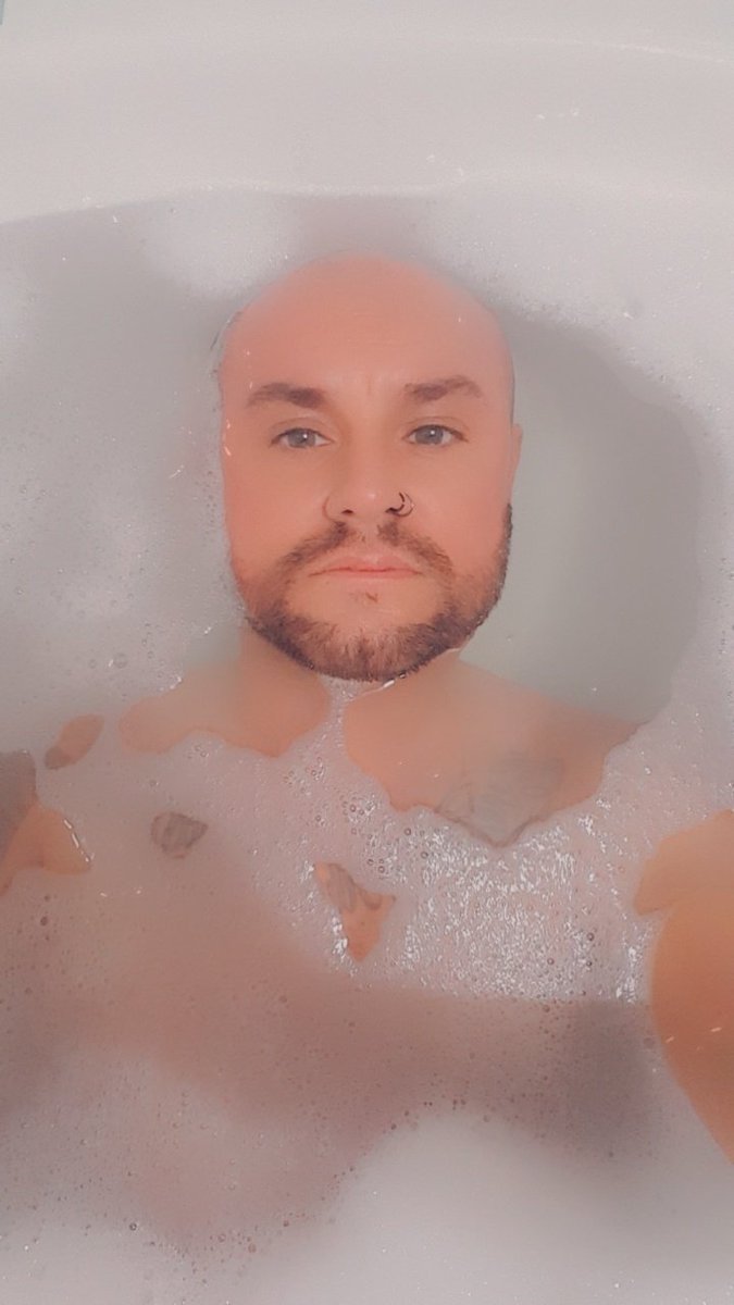 RosscoFromMosco's tweet photo. Does anyone like to hear no sounds all at when you put your ears under the water. And shut the world out. https://t.co/7rowYaiLQd