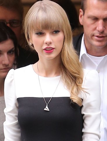 nov 7thtaylor is photographed wearing the paper airplane necklace this comes up again later for many reasons