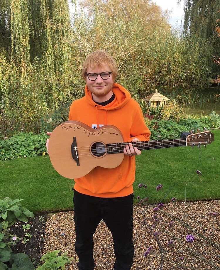 EdSheeranUY's tweet photo. Ed donó una guitarra firmada que se puede ganar en un sorteo. Las ganancias del mismo serán donadas a la fundación @MaggiesCentres https://t.co/Kn52Mk0qj5