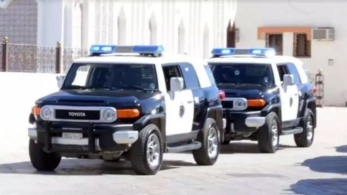 🔴شرطة منطقة الرياض : 
القبض على شخص يوثق عبر أحد تطبيقات التواصل الاجتماعي 
مشاهد وسلوكيات 
من شأنها المساس ب #الآداب_العامة في مخالفة 
ل #مكافحة_الجرائم_المعلوماتية