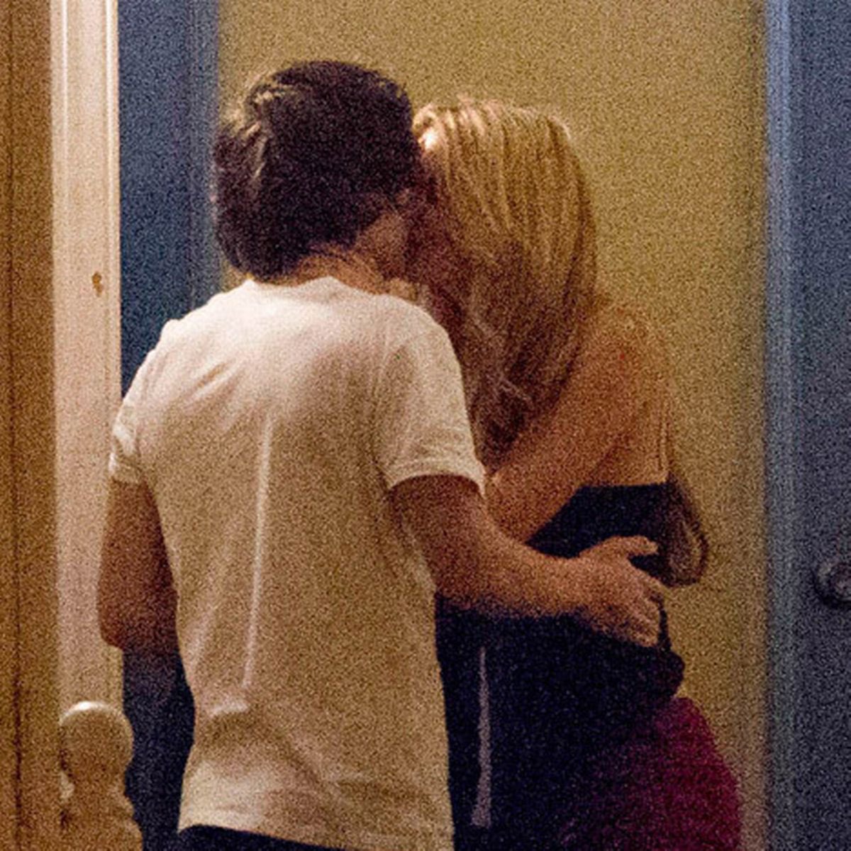 april 16thone direction is in australia !! harry is papped kissing emily ostilly