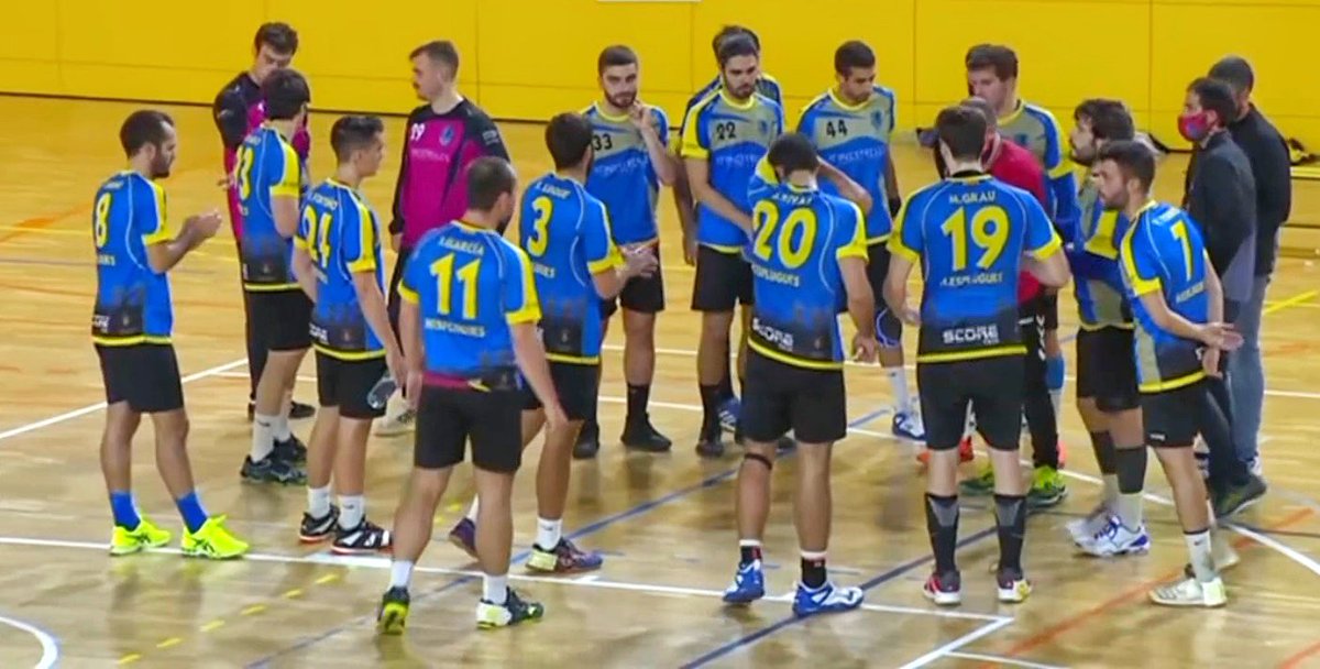 HEsplugues's tweet photo. Final de partit. Esplugues 28 @CASHandbol 18. 10 gols de diferència final que no reflexen la gran igualtat al marcador durant tot el partit i que no ha estat fins els darrers minuts que hem pogut distanciar-nos. Bon partit i victòria! Molt contents! 💙💛💙 Força CHE https://t.co/y2gXIeboMo
