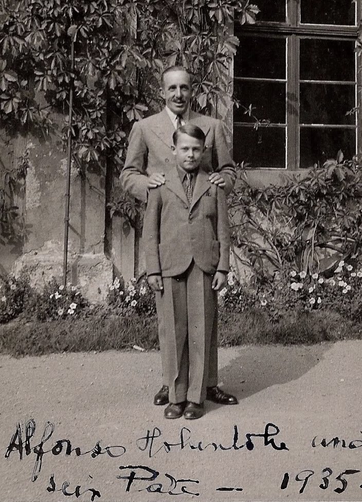 Y así acabó, en el exilio, estando perdido tal y como relata Cambó en sus memorias, en la entrada de un hotel perdido en sus pensamientos durante horas. No voy a entrar en las cuestiones de sus últimos días. Espero que os haya gustado el hilo.